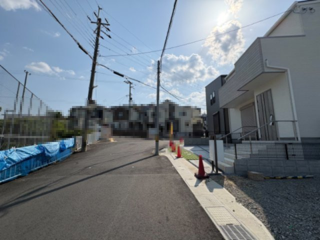 【価格改定】長岡京市長法寺力池の前面道路含む現地写真|南側公公道約6.5ｍの幅員は、大変広々としており、分譲地内の離合やお車の駐車も安心です。