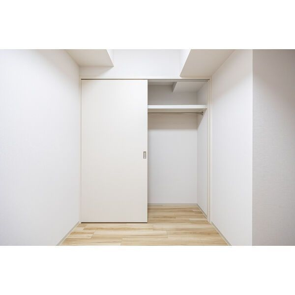 デュオフラッツ今池フレナの収納|奇数階・偶数階で色味が異なりますが、現状奇数階のカラータイプ写真が記載されております。
偶数階は奇数階よりも落ち着いた色味になる予定です。