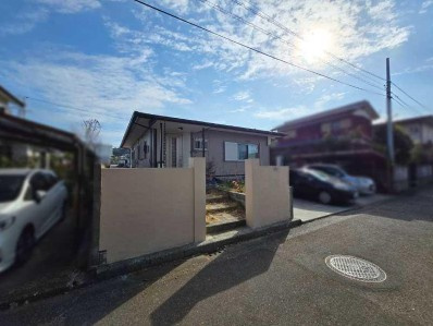高知市瀬戸東町２丁目の中古一戸建の前面道路含む現地写真|落ち着いた住宅街に佇む平屋の住まい