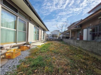 高知市瀬戸東町２丁目の中古一戸建の庭|ガーデニングや家庭菜園が楽しめる広々お庭付き