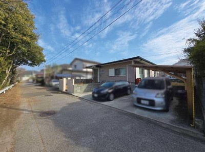 高知市瀬戸東町２丁目の中古一戸建の前面道路含む現地写真|カーポート付き駐車スペースのある平屋住宅