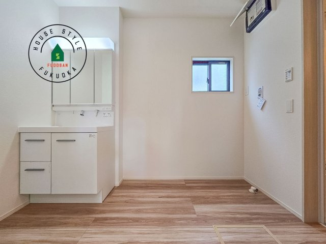 糟屋郡志免町志免1丁目第5-1棟（1号棟）の内観：施工例|ゆとりの洗面スペースで朝の身支度もスムーズに。暮らしを快適に変えるシャワー付洗面台です！