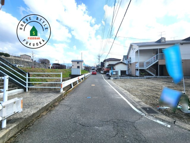 糟屋郡志免町志免1丁目第5-1棟（1号棟）の前面道路含む現地写真|前面道路は閑静な住宅地をはしる車通りの少ない道路。お車の出し入れが苦手なママや小さなお子様にも安心ですね。しっかり舗装もされているので、ベビーカーや自転車で通っても快適に通行できます。