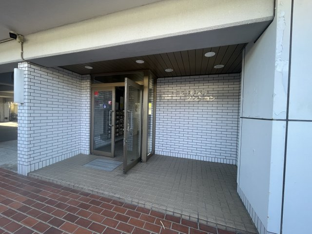 エルコ若松町マンションのエントランス