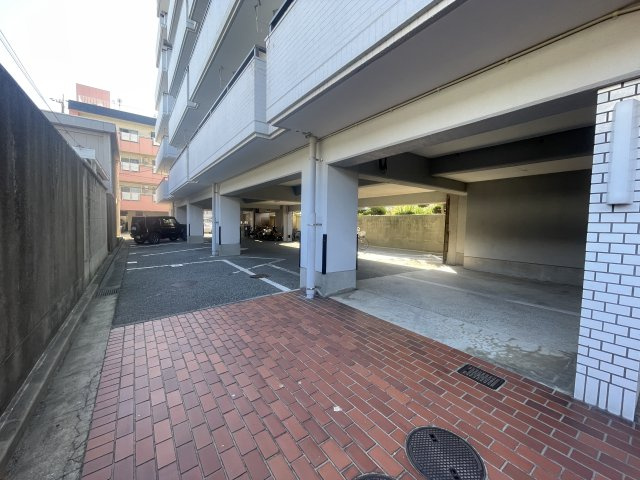 エルコ若松町マンションの駐車場