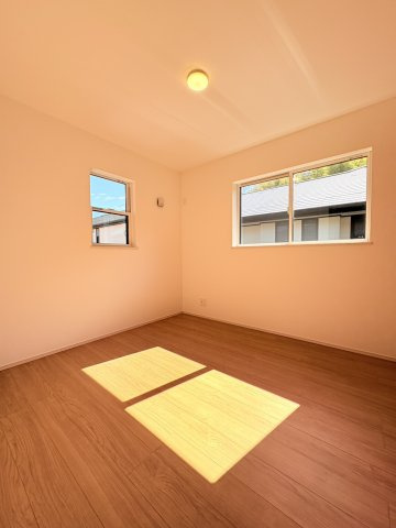 京地4丁目新築一戸建の洋室|広々とした洋室です