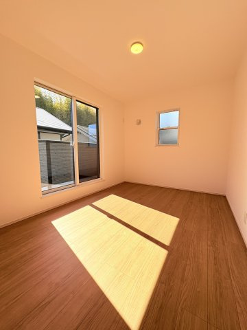 京地4丁目新築一戸建の洋室|広々とした洋室です