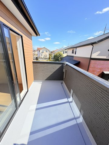 京地4丁目新築一戸建のバルコニー|暖かな日差しのふりそそぐバルコニー
