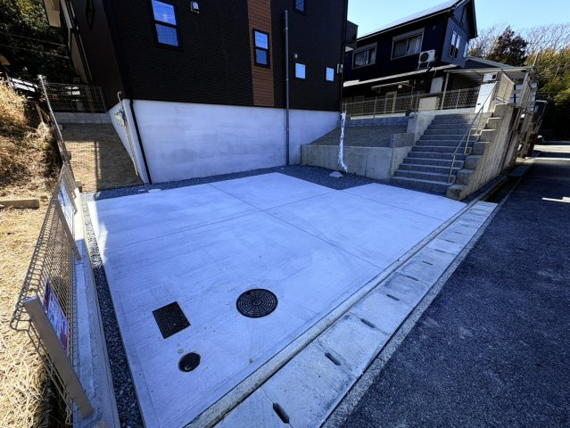 京地4丁目新築一戸建の駐車場|駐車場があるので、車を買う予定の方も安心です