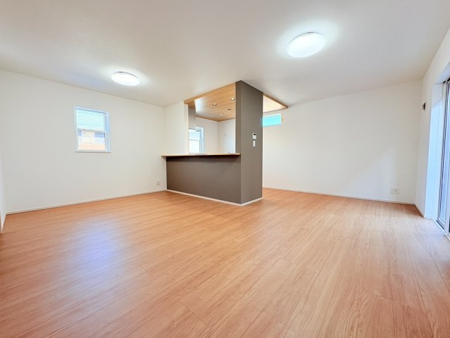 京地4丁目新築一戸建の居間・リビング|ゆったり過ごせる居間です