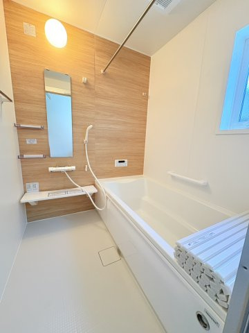 京地4丁目新築一戸建の浴室|落ち着いた空間のお風呂です