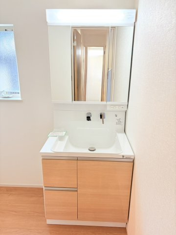 京地4丁目新築一戸建の独立洗面台|使いやすい独立洗面台です