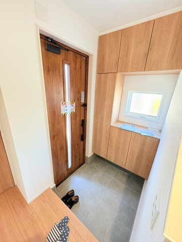 京地4丁目新築一戸建の玄関|明るい玄関です