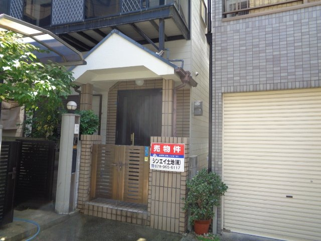 東灘区本庄町1丁目　中古戸建の玄関|明るい玄関です