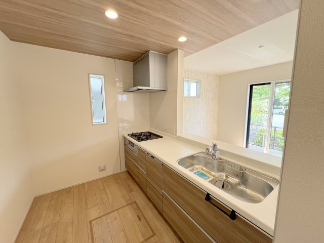 羽村市緑ヶ丘4丁目　新築戸建全9棟のキッチン|ダイニングに面した対面式キッチンでは、できたてのお料理がすぐテーブルに出せます