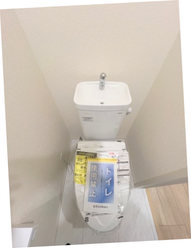 羽村市緑ヶ丘4丁目　新築戸建全9棟のトイレ|1階トイレには快適な温水洗浄便座付