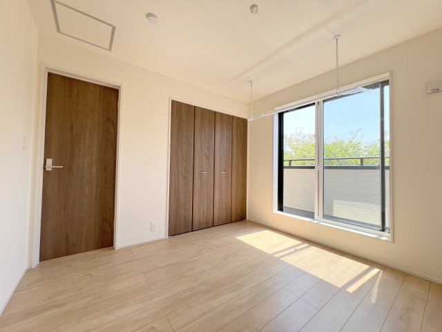 羽村市緑ヶ丘4丁目　新築戸建全9棟の洋室|【洋室1】収納スペース　室内物干しが付いていて部屋干しの際に便利。。