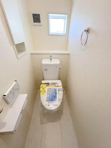 羽村市緑ヶ丘4丁目　新築戸建全9棟のトイレ|2階トイレには快適な温水洗浄便座付