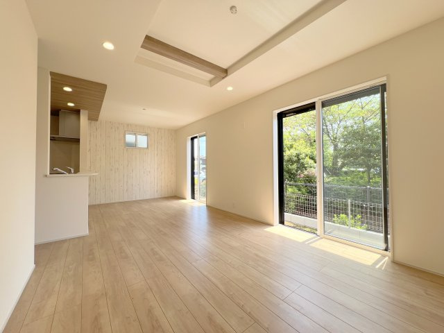 羽村市緑ヶ丘4丁目　新築戸建全9棟の居間・リビング|LDKの窓から緑が見え､季節や天気によって異なる表情を見せる「自然のインテリア」です。