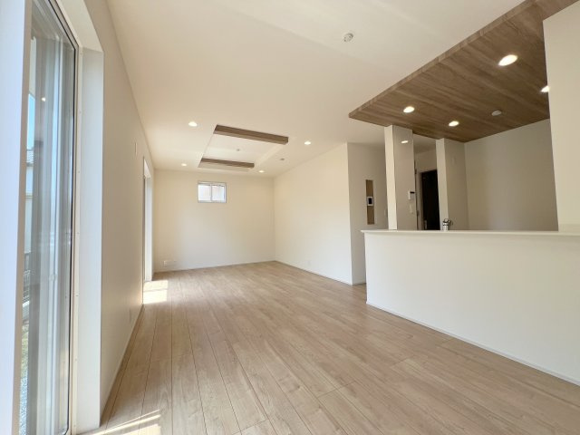 羽村市緑ヶ丘4丁目　新築戸建全9棟の居間・リビング|キッチンの下がり天井（ポップアップ天井）は、空間に立体感とメリハリを与え、おしゃれで隠れ家のような「ホテルライク」な雰囲気を演出できるデザイン