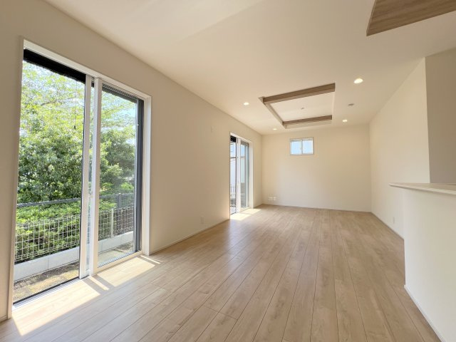 羽村市緑ヶ丘4丁目　新築戸建全9棟の居間・リビング|木の温もりがやさしいフローリング