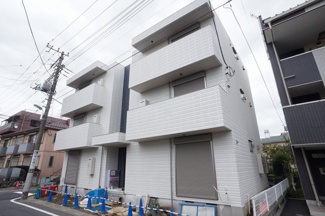【外観】 | 白が基調の洗練された建物です。