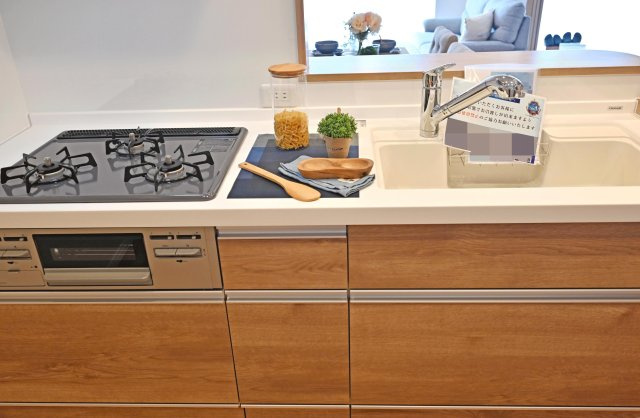 ローズハイツ芦屋のキッチン|収納豊富×機能性充実のシステムキッチン◎ 3口コンロとグリル付きで、お料理の幅が広がる嬉しいキッチンです。新生活をピカピカのキッチンでスタートできるのは嬉しいですね！