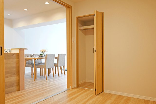 ローズハイツ芦屋の洋室|収納付きでお部屋を広く使えます◎
