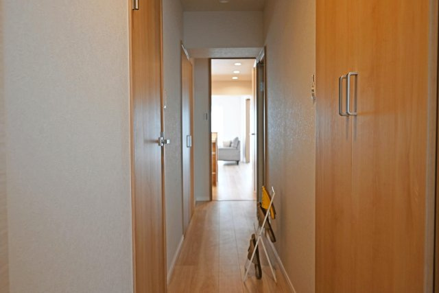 ローズハイツ芦屋の玄関|シューズボックス付きで収納豊富な玄関◎
