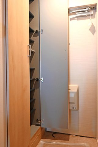 ローズハイツ芦屋の玄関|シューズボックス付きで収納豊富な玄関◎