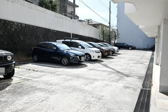 ローズハイツ芦屋の駐車場|※空き状況は管理会社へ要確認。
