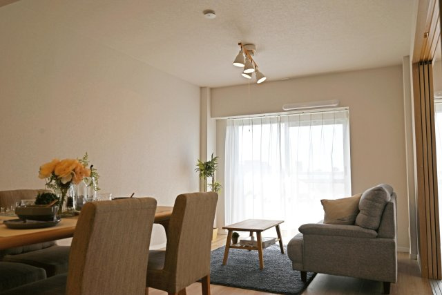 ローズハイツ芦屋の居間・リビング|2025年12月リフォーム済み物件です。内覧をご希望の方はお気軽にお問合せ下さい。