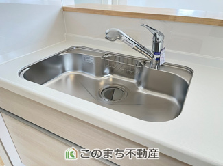 【キッチン】 | CRADLEGARDEN古河市尾崎第1　1号棟 | 三ツ口コンロ採用で、同時調理もスムーズ◎！お料理を並べられるカウンター付きで、配膳・片付けをサポート！リビングで過ごすご家族とコミュニケーションを楽しみながら作業可能です♪
