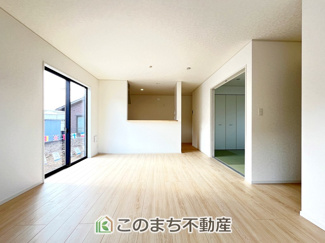 【居間・リビング】 | CRADLEGARDEN古河市尾崎第1　1号棟 | ナチュラルな色調で、窓を多く配置し光を取り込む明るいリビングは家族だんらんの空間です♪
