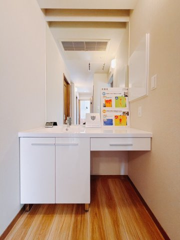 【中古戸建】太田市龍舞町の独立洗面台|■独立洗面台｜ゆとりのある洗面室は、朝の身支度の際、鏡の前に親子で並んでも大丈夫な広さです。