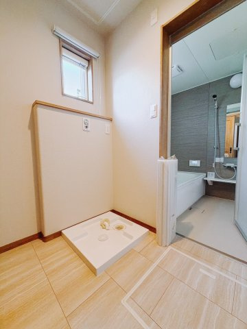 【中古戸建】太田市龍舞町の脱衣所|■脱衣所｜脱衣所が独立しているので、着替え中に洗面台を使用したい時でも安心。家族間でもプライベート空間は大切ですよね♪