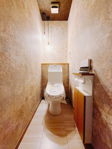 【中古戸建】太田市龍舞町のトイレ|■トイレ｜1階と2階にトイレがございます♪オシャレなクロスは落ち着いた空間を演出し、ついつい長居してしまいます。