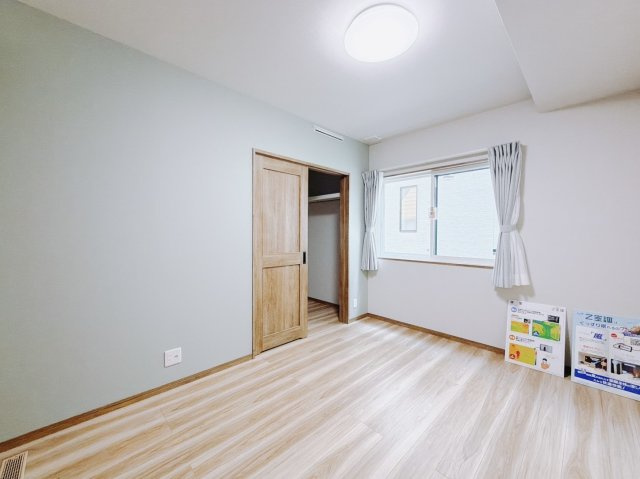 【中古戸建】太田市龍舞町の洋室|■1階洋室｜お洒落なアクセントカラーが入っているので、シックな雰囲気になっております。落ち着いた雰囲気で夜はよく眠れそうですね
