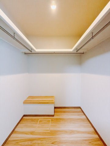 【中古戸建】太田市龍舞町の収納|■WIC｜1階洋室には夢のウォークインがございます♪お洋服やバッグだけでなく、増えていくお洋服やご家族での思い出の品もしっかりと収納します( ＾＾ )