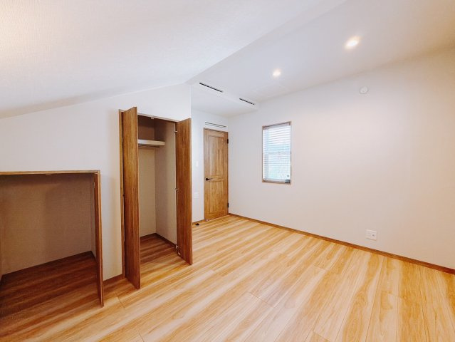 【中古戸建】太田市龍舞町の洋室|■2階洋室｜ナチュラルカラーの床です。模様替えなどとても楽しく工夫できます♪陽当たり、風通しもとても良いので毎日快適な生活スタートです！子供部屋にも良いですね♪