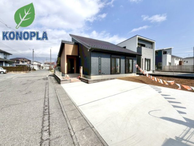 【中古戸建】太田市龍舞町の外観|■外観｜黒の外壁と木目調の外壁がスタイリッシュで、全体的にクールで引き締まった印象の外観です。