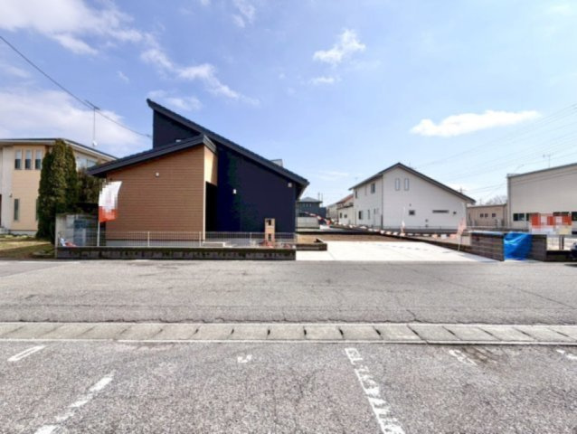 【中古戸建】太田市龍舞町の外観|■外観｜広々とした駐車スペースで楽々駐車可能！お買い物後もスムーズにお荷物を運べます♪