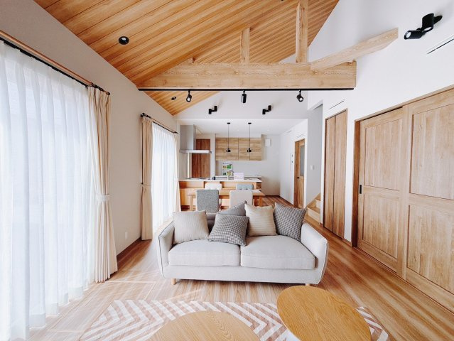【中古戸建】太田市龍舞町の居間・リビング|■リビング｜家具が設置されていて、生活イメージがしやすくなっております(*＾＾*)大きなソファーやテーブルを置いてもゆとりのある空間です♪