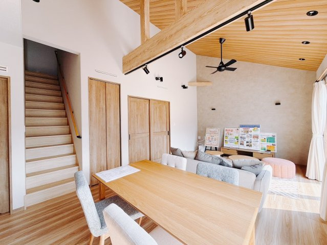 【中古戸建】太田市龍舞町の居間・リビング|■リビング｜こちらのプランは必ずリビングに皆が顔を合わせる仕様になっていますので、家族とのコミュニケーションがとりやすく絆が深まります。