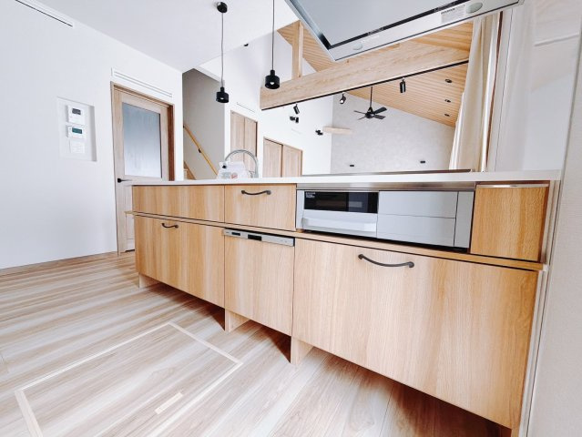 【中古戸建】太田市龍舞町のキッチン|■キッチン｜リビングまでの見通しが良く、家事をしながらでも、お子様の様子を見られるようになっています。お子様がいつもママのそばにいる安心感も生まれます♪