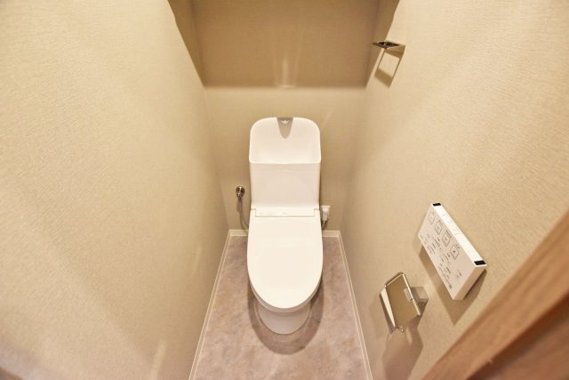 伊丹春日丘アーバンコンフォートA棟のトイレ|温水洗浄便座付きトイレで、座った時にヒヤっとせず年中快適なトイレ時間を過ごせます。