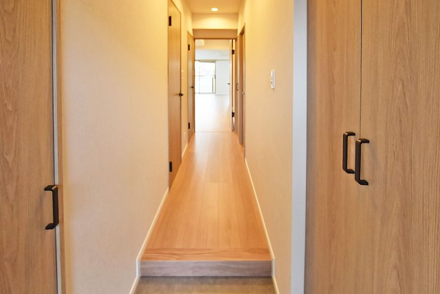 伊丹春日丘アーバンコンフォートA棟の玄関|シューズBOX付きで毎日使う玄関回りも常に片付いた状態を維持でき、来客時にも綺麗な玄関を保つことができます。
