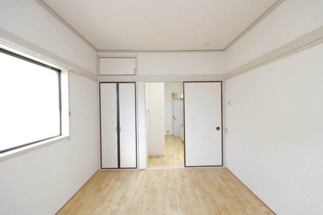 コーポルピナスの洋室