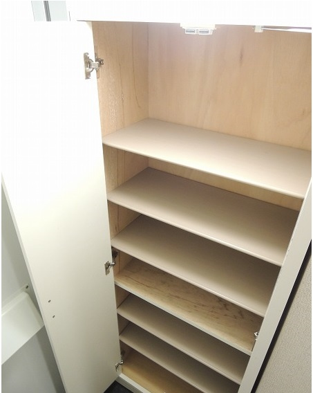 クレストタウンＡの玄関|大容量のシューズボックス