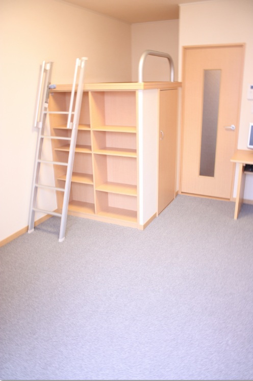 クレストタウンＡの居間・リビング|本もたくさん収納できます